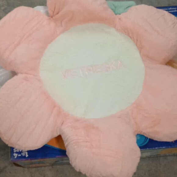 New in box pink flower pet bed. - Picture 1 of 2
